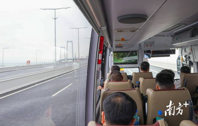 深中跨市公交經(jīng)過(guò)深中通道。 南方+ 葉志文 拍攝