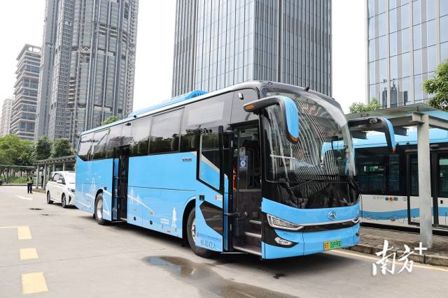 深中跨市公交車到達(dá)深圳前海灣地鐵站站點(diǎn)。 南方+ 葉志文 拍攝