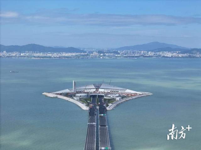 深中通道西人工島向東，是世界最長的雙向八車道海底沉管隧道。
