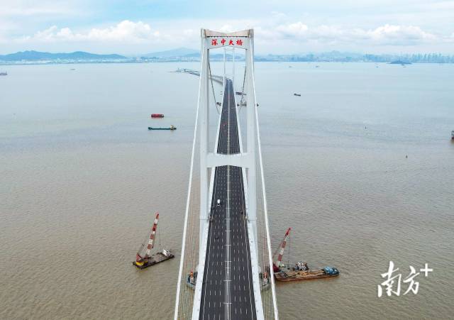 深中通道將深圳與珠海北部之間的車程由2小時(shí)縮短至40分鐘。 