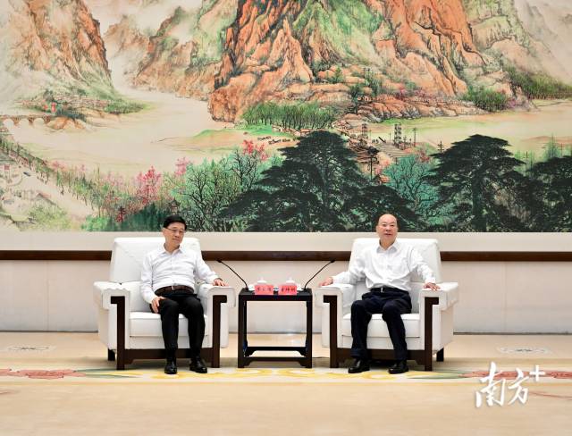 7月12日下午，省委書記黃坤明在廣州與香港特別行政區(qū)行政長官李家超會(huì)見交流。南方+記者 王輝 攝
