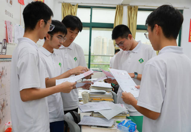 肇慶中學(xué)學(xué)生討論。羅馨如 攝