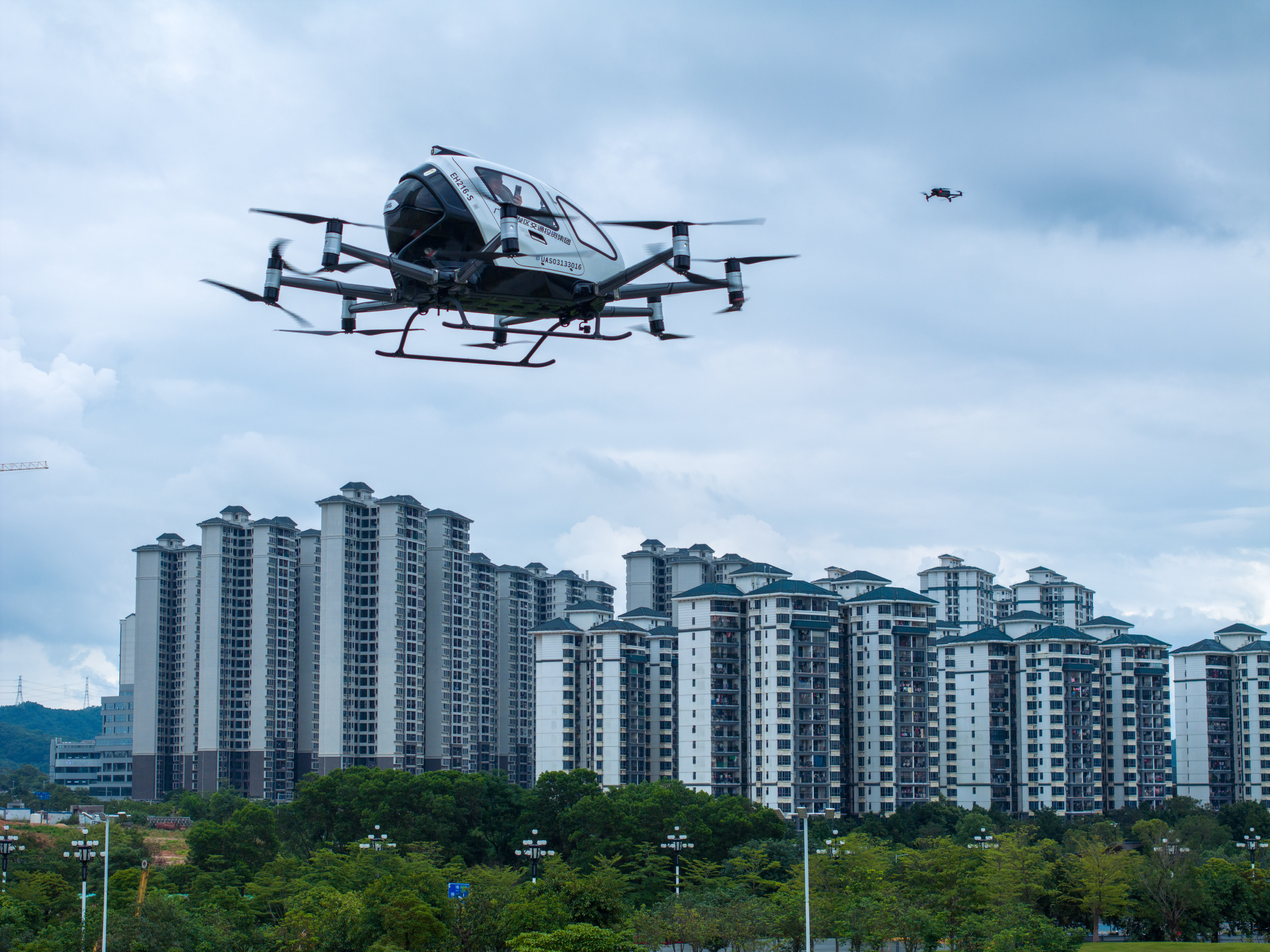 億航智能的無人駕駛載人航空器在廣州黃埔知識(shí)城九龍湖廣場進(jìn)行飛行演示。 攝影：張令 王俊濤