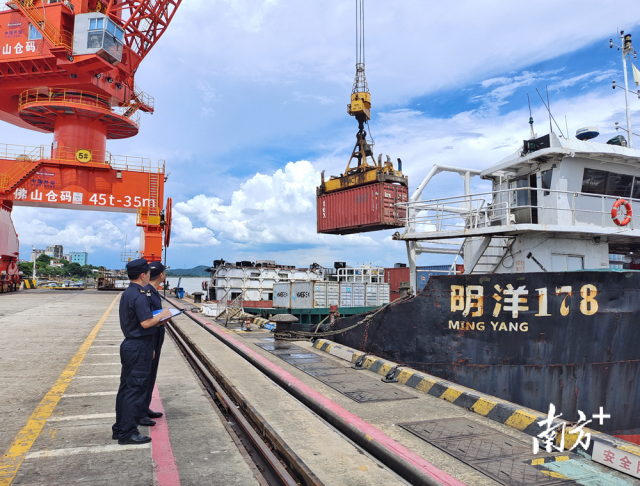 佛山海關關員對通過“一港通”模式出口的集裝箱進行監(jiān)管。