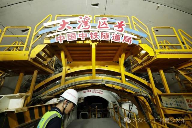 中鐵隧道局承建的2標(biāo)段盾構(gòu)法隧道長(zhǎng)2930米。