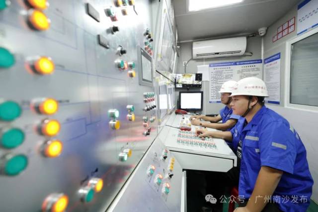 施工過程中，建設(shè)者積極探索盾構(gòu)隧道智能建造實(shí)踐路徑，搭載了全國首套工序化應(yīng)用的盾構(gòu)智能掘進(jìn)系統(tǒng)。