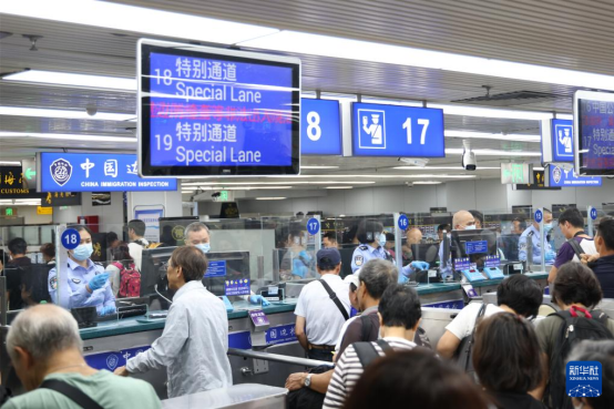 旅客在羅湖邊檢站排隊(duì)通關(guān)。圖源：新華社