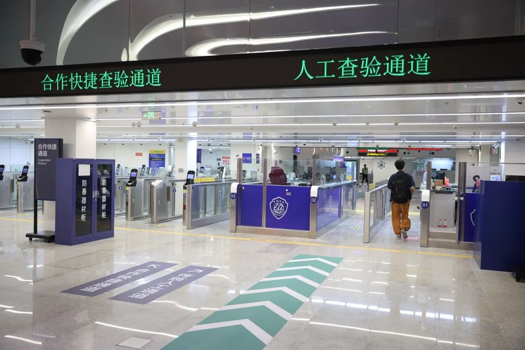 橫琴口岸隨車人員驗(yàn)放廳出入境通道。圖源：南方日?qǐng)?bào)