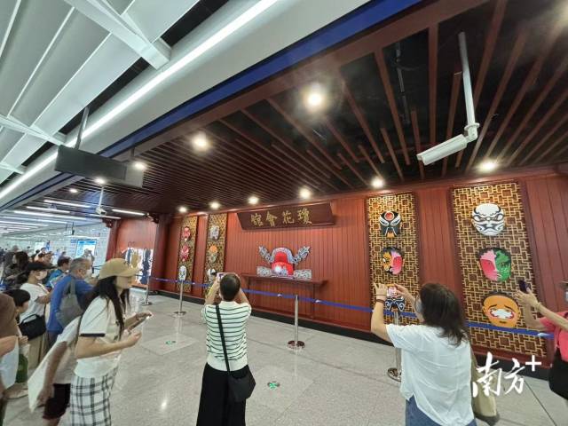 市民在中山公園站內(nèi)的文化打卡點拍照。 龍西男 攝