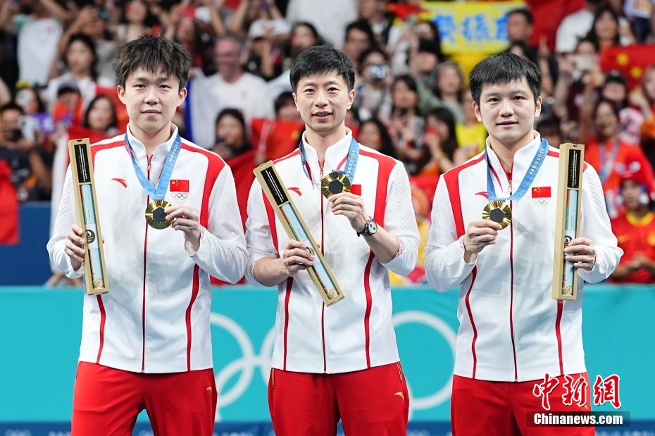 在巴黎奧運(yùn)會乒乓球男團(tuán)金牌賽中，中國隊(duì)以3比0戰(zhàn)勝瑞典隊(duì)，獲得冠軍。中新社記者 趙文宇 攝