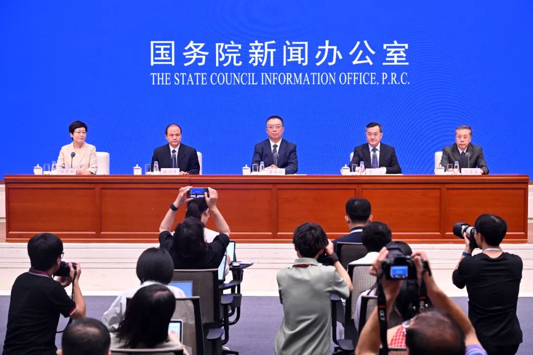國新辦舉行新聞發(fā)布會，介紹《中共中央辦公廳 國務院辦公廳關(guān)于完善市場準入制度的意見》有關(guān)情況。