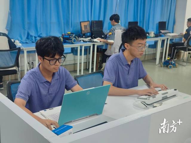 世賽自主移動機(jī)器人項(xiàng)目澳門代表隊選手杜加威（右）與黎健恒（左），在廣州市機(jī)電技師學(xué)院開展訓(xùn)練。