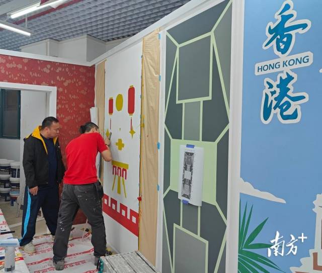 香港建造學(xué)院導(dǎo)師俞偉國帶領(lǐng)參加世賽油漆與裝飾項(xiàng)目的選手吳云帆到廣東省城市技師學(xué)院訓(xùn)練。