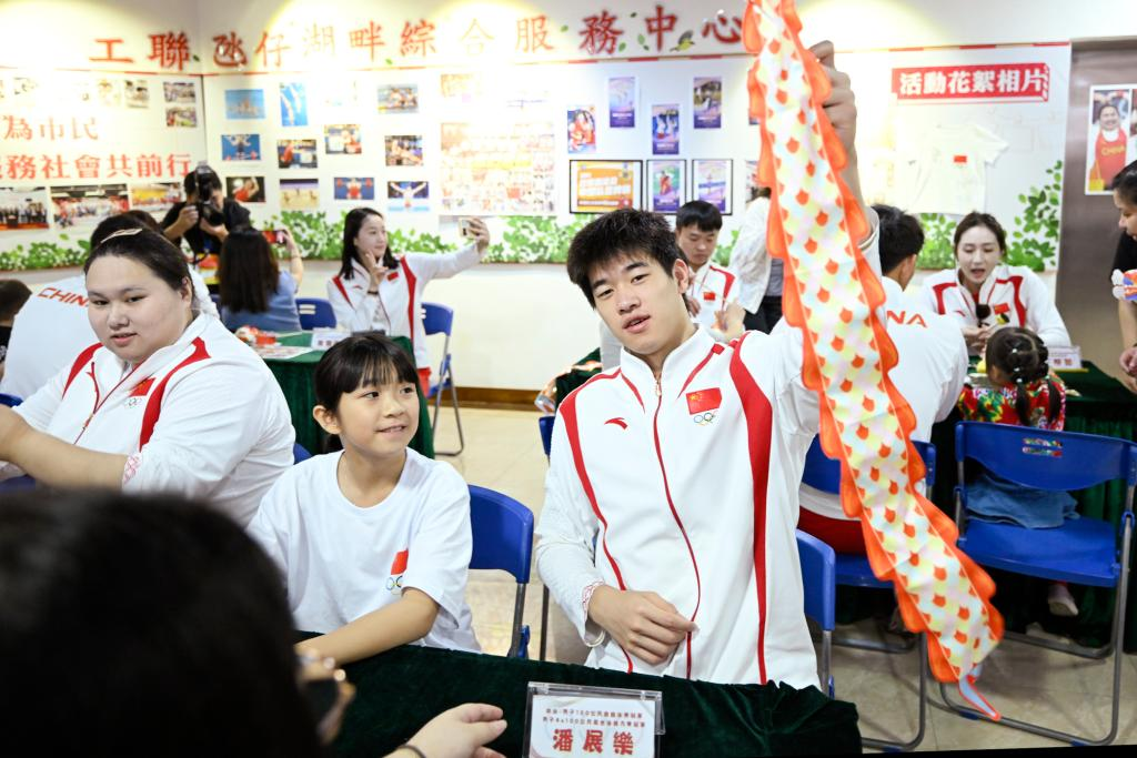 9月2日，在澳門(mén)工聯(lián)氹仔湖畔綜合服務(wù)中心，游泳運(yùn)動(dòng)員潘展樂(lè)（右）展示與小朋友一起制作的燈籠。當(dāng)日，內(nèi)地奧運(yùn)健兒代表團(tuán)走進(jìn)澳門(mén)社區(qū)，分別到婦聯(lián)樂(lè)滿(mǎn)家庭服務(wù)中心、街總石排灣家庭及社區(qū)綜合服務(wù)中心和工聯(lián)氹仔湖畔綜合服務(wù)中心與市民互動(dòng)。新華社發(fā)