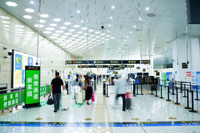 進境旅客經(jīng)橫琴口岸新家園便捷通道快速通關(guān)。