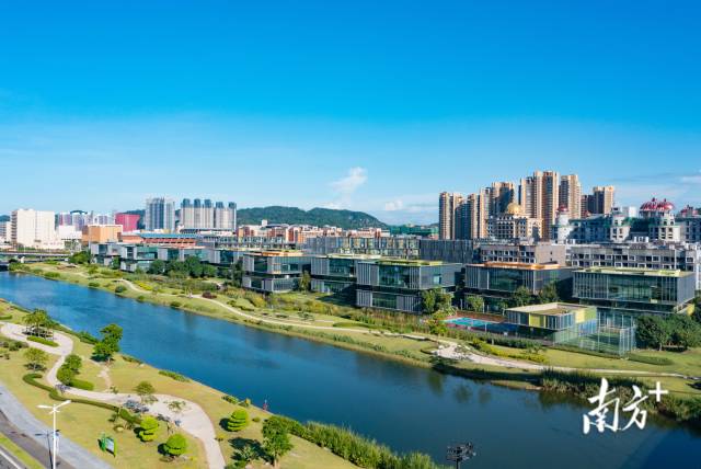 橫琴·澳門青年創(chuàng)業(yè)谷內(nèi)，聚集一批高端制造業(yè)企業(yè)、科研機(jī)構(gòu)。
