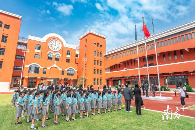 澳門新生身穿校服，背著書包來到濠江中學(xué)附屬橫琴學(xué)校報到。