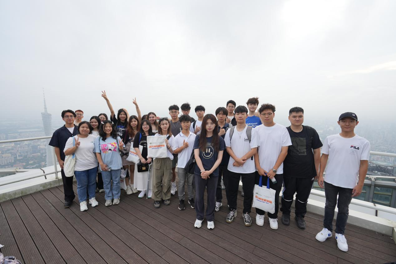 港澳臺實習(xí)生在109層觀景臺合影留念