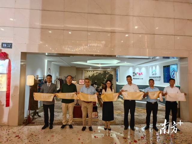 香港國(guó)際機(jī)場(chǎng)佛山皇冠假日酒店候機(jī)樓剪彩開(kāi)幕。南方+ 盧浩能 拍攝