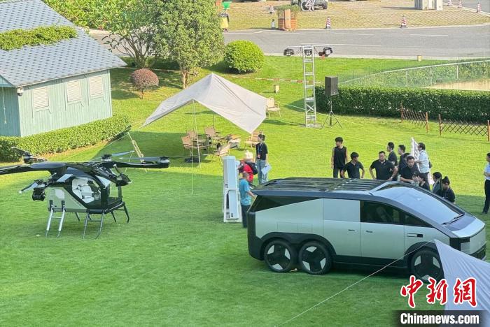分體式飛行汽車“陸地航母”實車。王堅 攝
