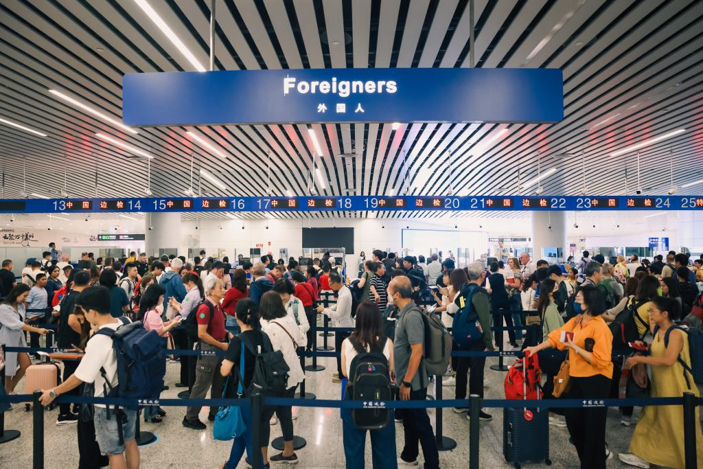 圖為9月16日，外籍旅客在廣州白云機場口岸排隊候檢的現(xiàn)場。（凌觀明 攝）
