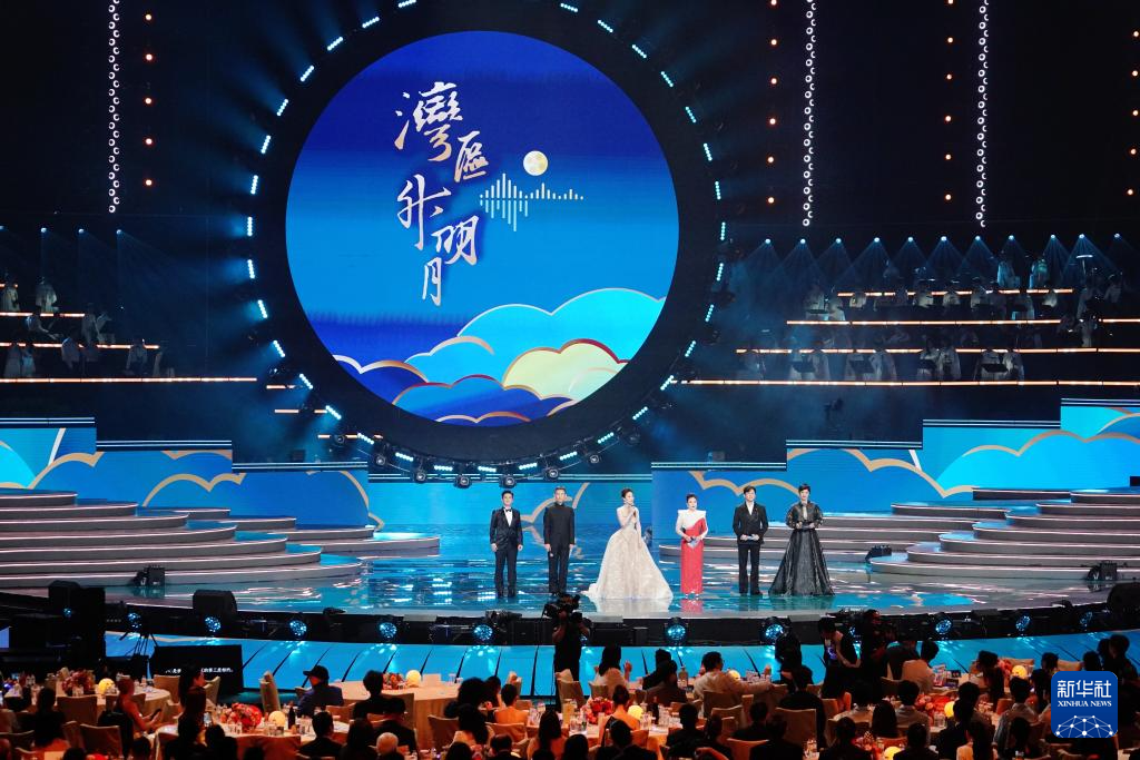 9月22日，主持人在現(xiàn)場(chǎng)主持。新華社發(fā)（王申攝）