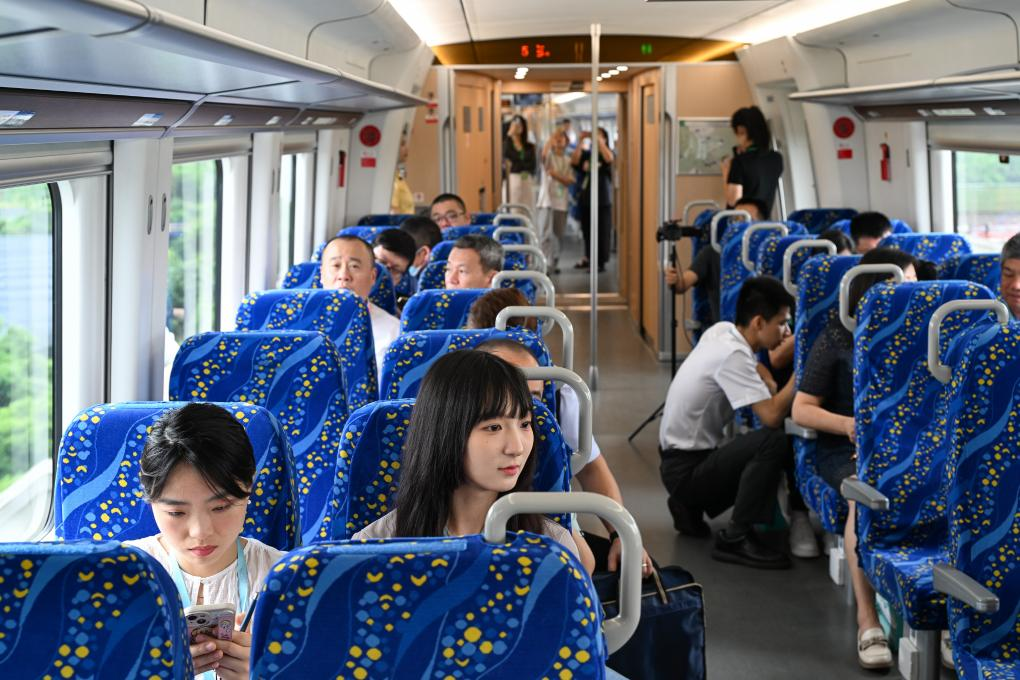 5月26日，乘客體驗(yàn)首趟運(yùn)行的佛莞城際鐵路列車。新華社記者 劉大偉 攝