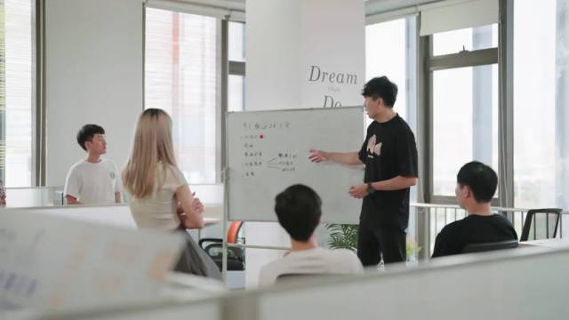 ▲如今的辦公室是一個(gè)整潔、有朝氣、沒有太多間隔的空間