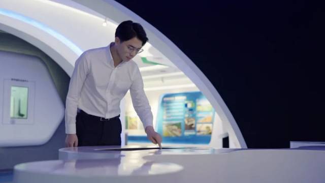 ▲打電話、做材料、見客戶、開座談、看場(chǎng)地......是劉延鑫的一部分工作日常