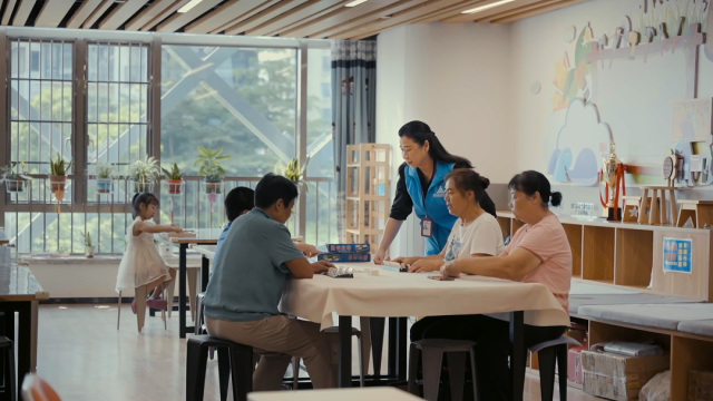 ▲除了社工，陸鳳璇還擔(dān)任“社會(huì)觀察員”，和長(zhǎng)者一起觀察社會(huì)