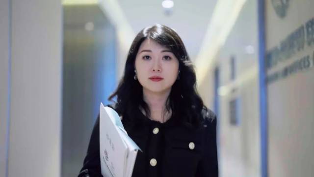 ▲即便穿著高跟鞋，許冰走路速度依然很快，她經(jīng)常要忙于處理各種事務(wù)