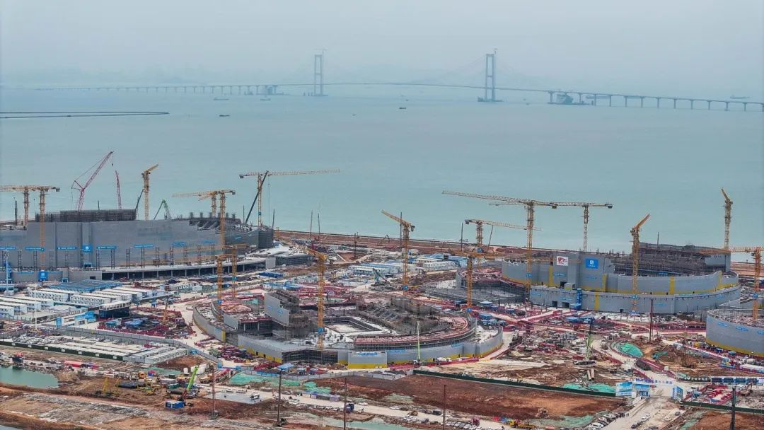 ▲南沙全民文化體育中心綜合體一場兩館正在建設中，這里將是2025年第十五屆全運會的新建中心場館群。新華社記者 劉大偉 攝