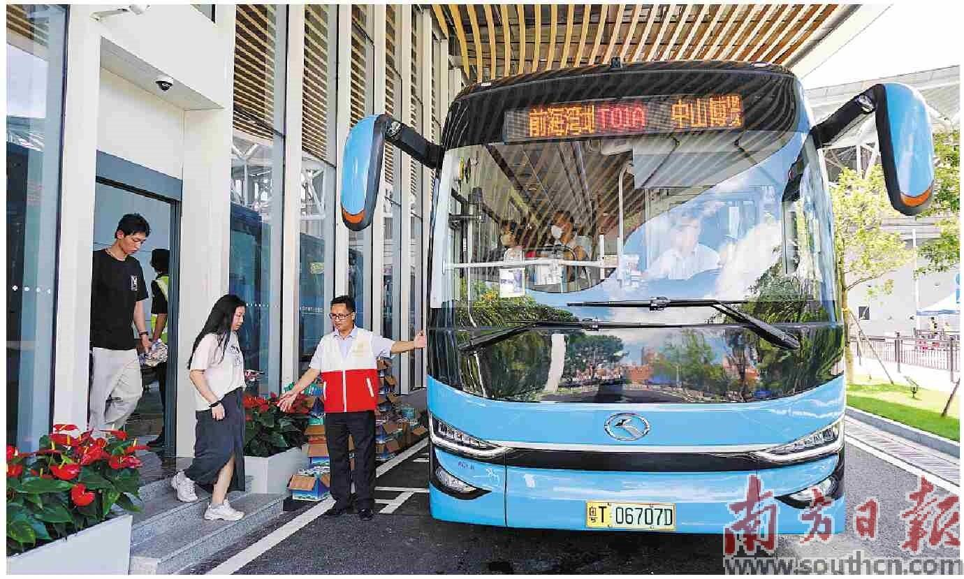  工作人員引導乘客登上深中跨市公交。馮燦輝 攝