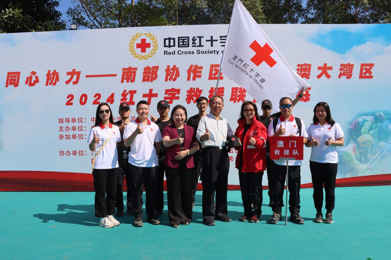 邊曉、林彬與澳門(mén)紅十字救援隊(duì)合影