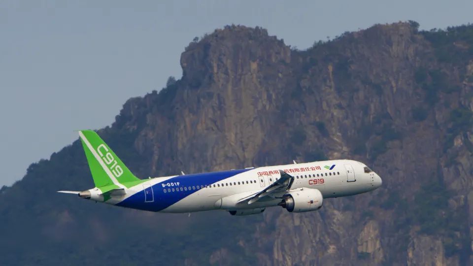 △去年12月，C919飛機與ARJ21飛機在香港進行飛行展示