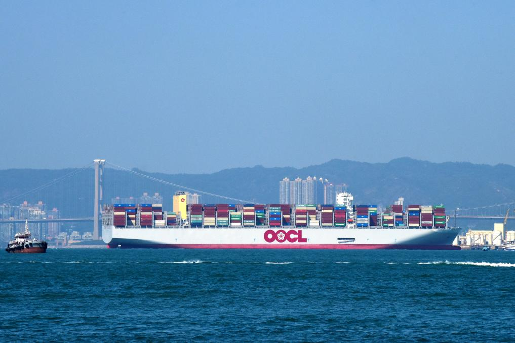 2023年11月20日，一艘東方海外貨柜航運有限公司集裝箱船駛向香港貨柜碼頭。新華社記者 陳鐸 攝