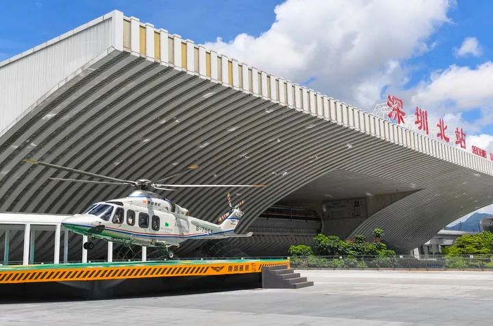 6月28日，“低空+軌道”空鐵聯(lián)運(yùn)項(xiàng)目在深圳北站樞紐東廣場(chǎng)正式開航。圖源：新華社