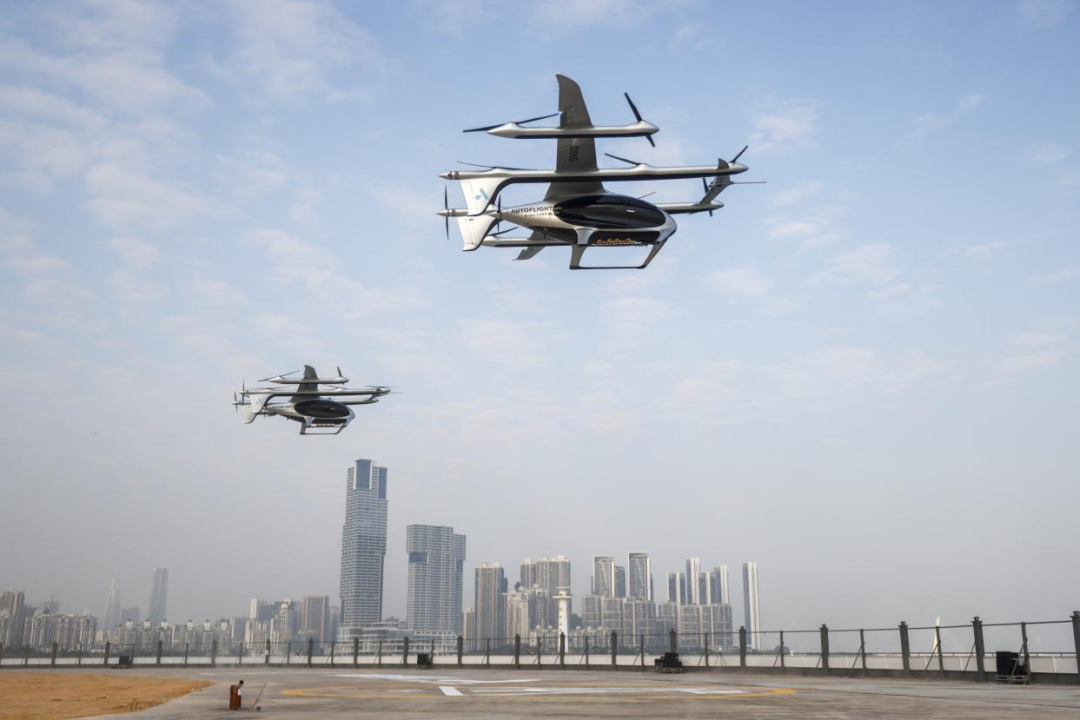 今年2月，“空中的士”eVTOL“盛世龍”完成全球首條跨海跨城eVTOL電動垂直起降航空器航線的公開首次演示飛行。圖源：南方日報