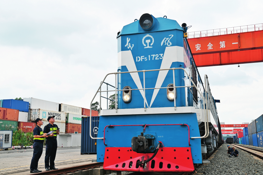一列中歐班列（深圳）滿載洗碗機、電烤爐、掃地機器人等家用電器從深圳平湖南國家物流樞紐發(fā)出，后續(xù)通過阿拉山口口岸抵達俄羅斯（2024年5月30日攝）。李硯偉攝/本刊