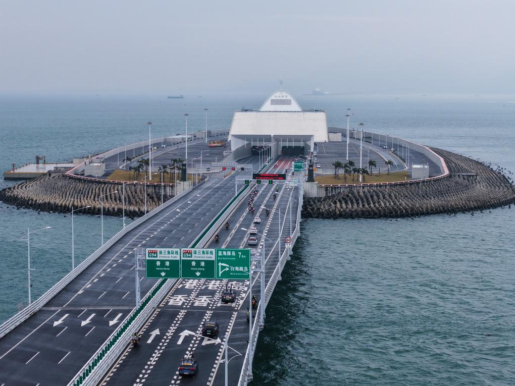 11月24日，參賽選手騎行到港珠澳大橋海底隧道西入口（無人機(jī)照片）。新華社記者 劉大偉 攝