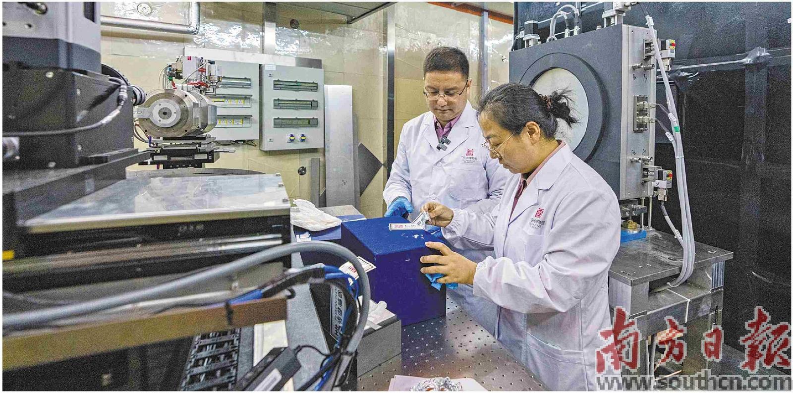 中國散裂中子源科研人員利用能量分辨中子成像譜儀開展文物檢測。黃政正 陳雅靖 攝