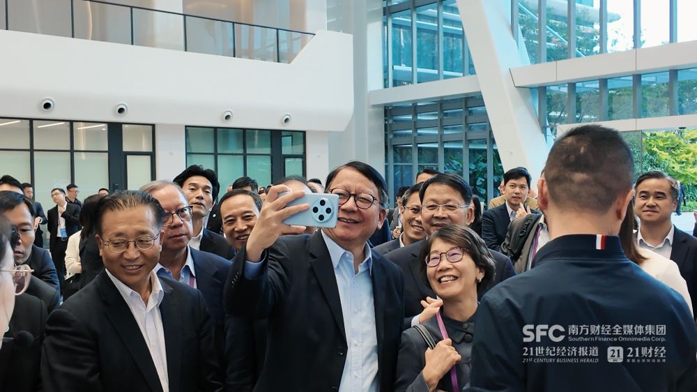 （香港特別行政區(qū)政務(wù)司司長陳國基與考察團(tuán)成員自拍。莊歡/攝）