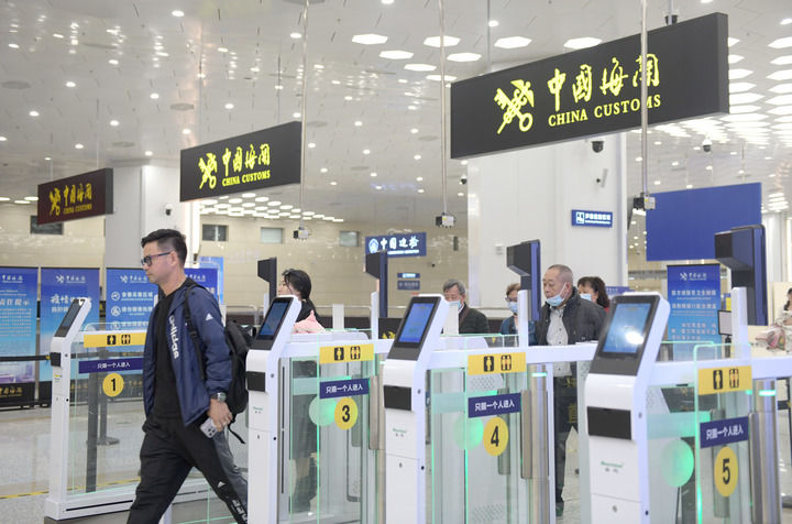 旅客從橫琴口岸過(guò)關(guān)（2024年2月29日攝）。新華社記者 盧漢欣 攝