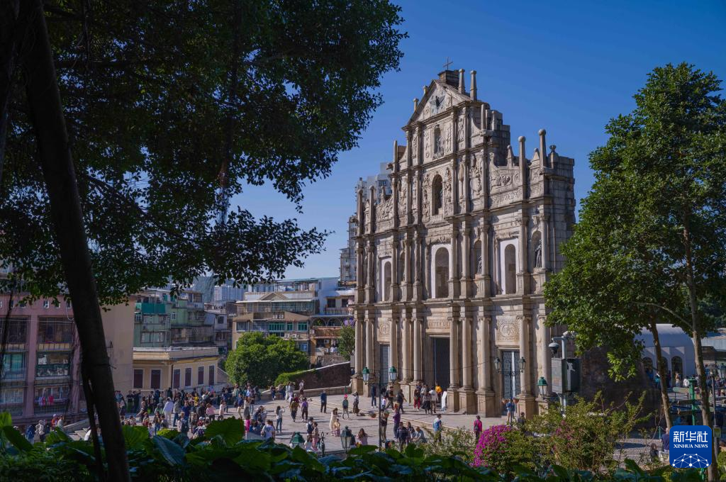 11月26日，旅客在澳門大三巴牌坊游覽。