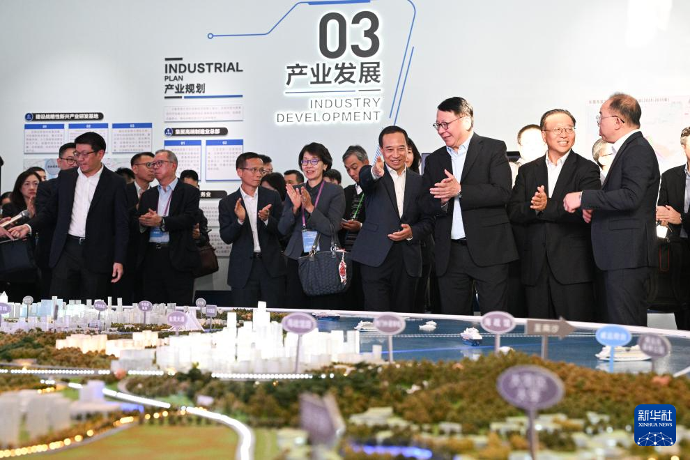  2024年11月26日，香港工商界代表團(tuán)參觀東莞濱海灣新區(qū)展示中心。新華社發(fā)