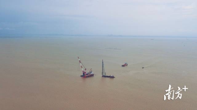 2020年6月6日，在江門臺(tái)山一側(cè)的黃茅海海域，黃茅?？绾Ｍǖ来蛳鹿こ滔刃惺┕?biāo)段的第一根鋼管樁，正式拉開(kāi)項(xiàng)目建設(shè)序幕，比原計(jì)劃時(shí)間提前半年。