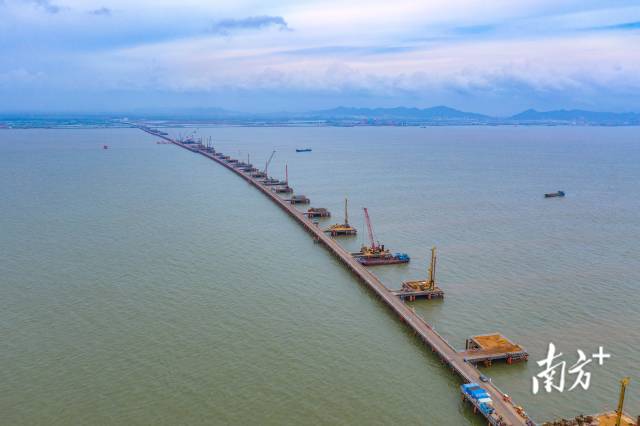 2021年6月29日，黃茅海跨海通道項(xiàng)目控制性工程黃茅海大橋和高欄港大橋5個(gè)主塔的164根樁基全部澆筑完成，標(biāo)志著兩座主橋施工從水下樁基施工轉(zhuǎn)入水上主塔承臺(tái)施工新階段。 2021年6月29日，黃茅?？绾Ｍǖ理?xiàng)目控制性工程黃茅海大橋和高欄港大橋5個(gè)主塔的164根樁基全部澆筑完成，標(biāo)志著兩座主橋施工從水下樁基施工轉(zhuǎn)入水上主塔承臺(tái)施工新階段。