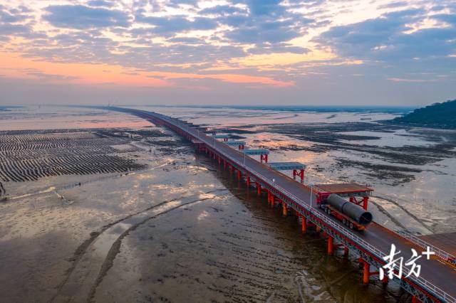 2020年9月20日，黃茅海跨海通道海上施工鋼棧橋完成建設(shè)。 2020年9月20日，黃茅海跨海通道海上施工鋼棧橋完成建設(shè)。