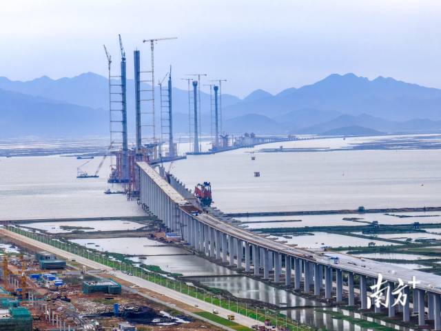 2023年4月18日，黃茅海跨海通道項目最后一座主塔——黃茅海大橋中塔順利封頂。至此，5座“小蠻腰”主塔全部封頂，標(biāo)志著項目建設(shè)進入全新階段。