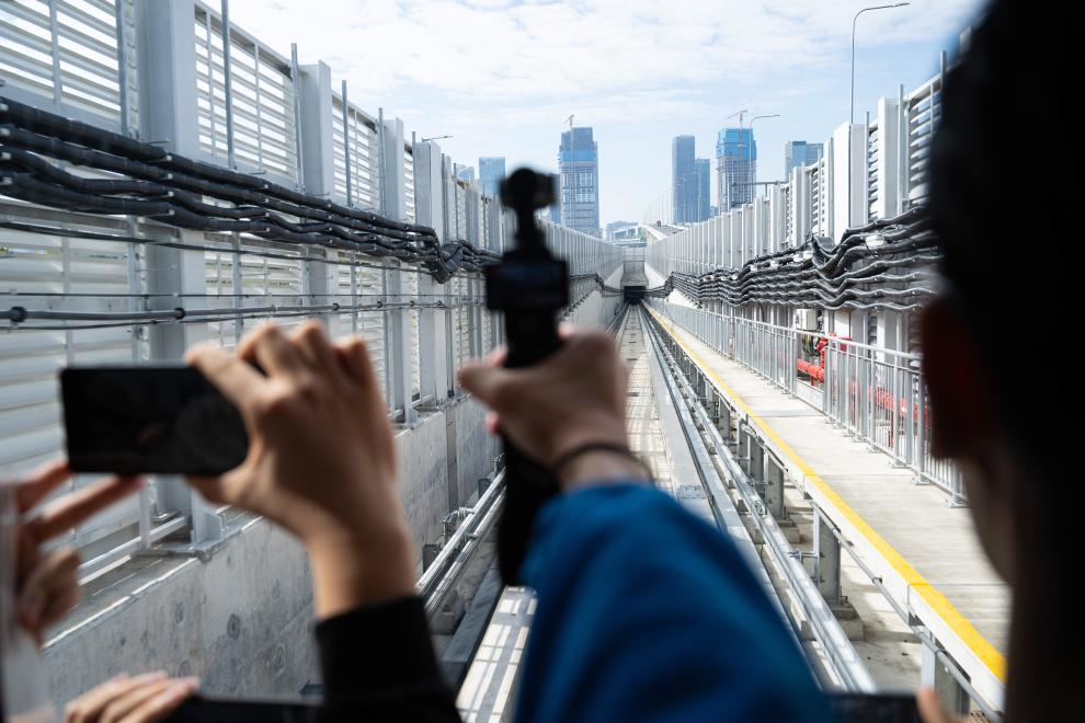  乘客乘坐澳門輕軌首班車前往橫琴站（12月2日攝）。新華社發(fā) （張金加攝）